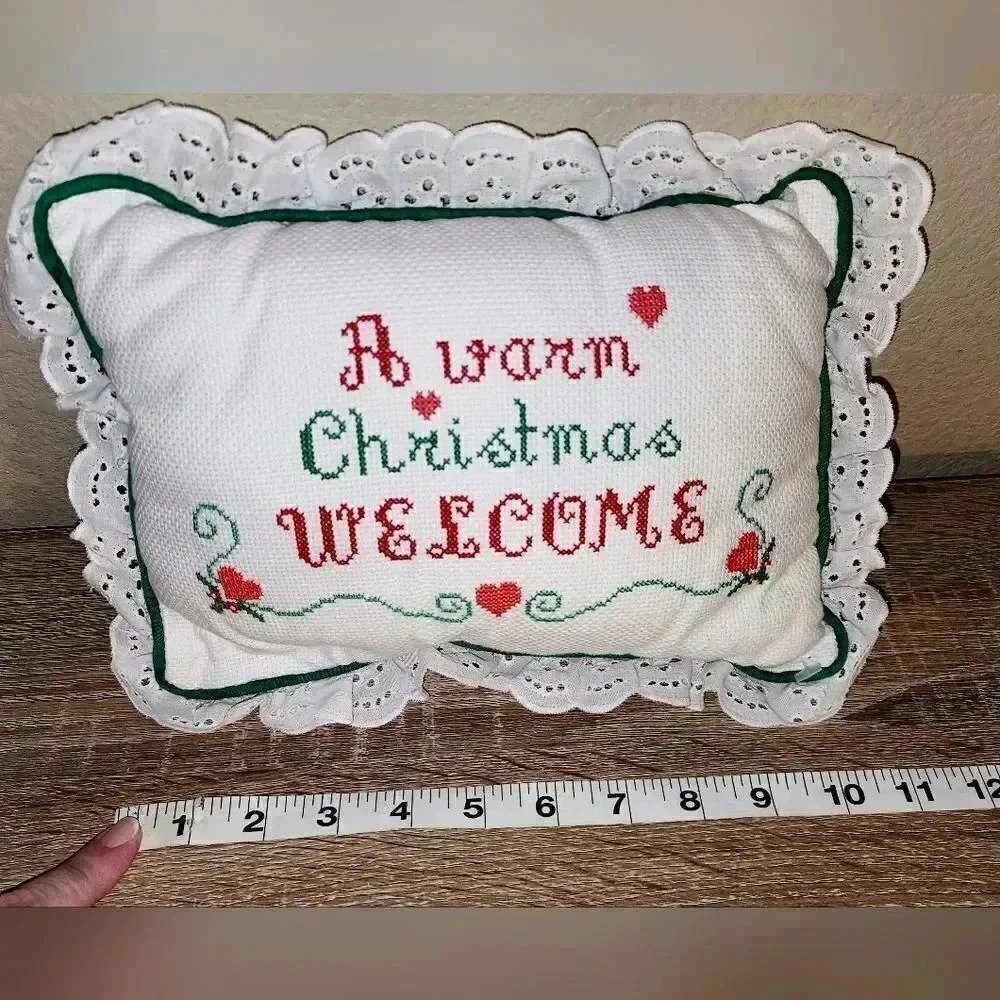 LOT of 2 Christmas Decorative Pillows! 1 NWT + 1 Vintage Handmade Needlepoint - Picture 6 of 9